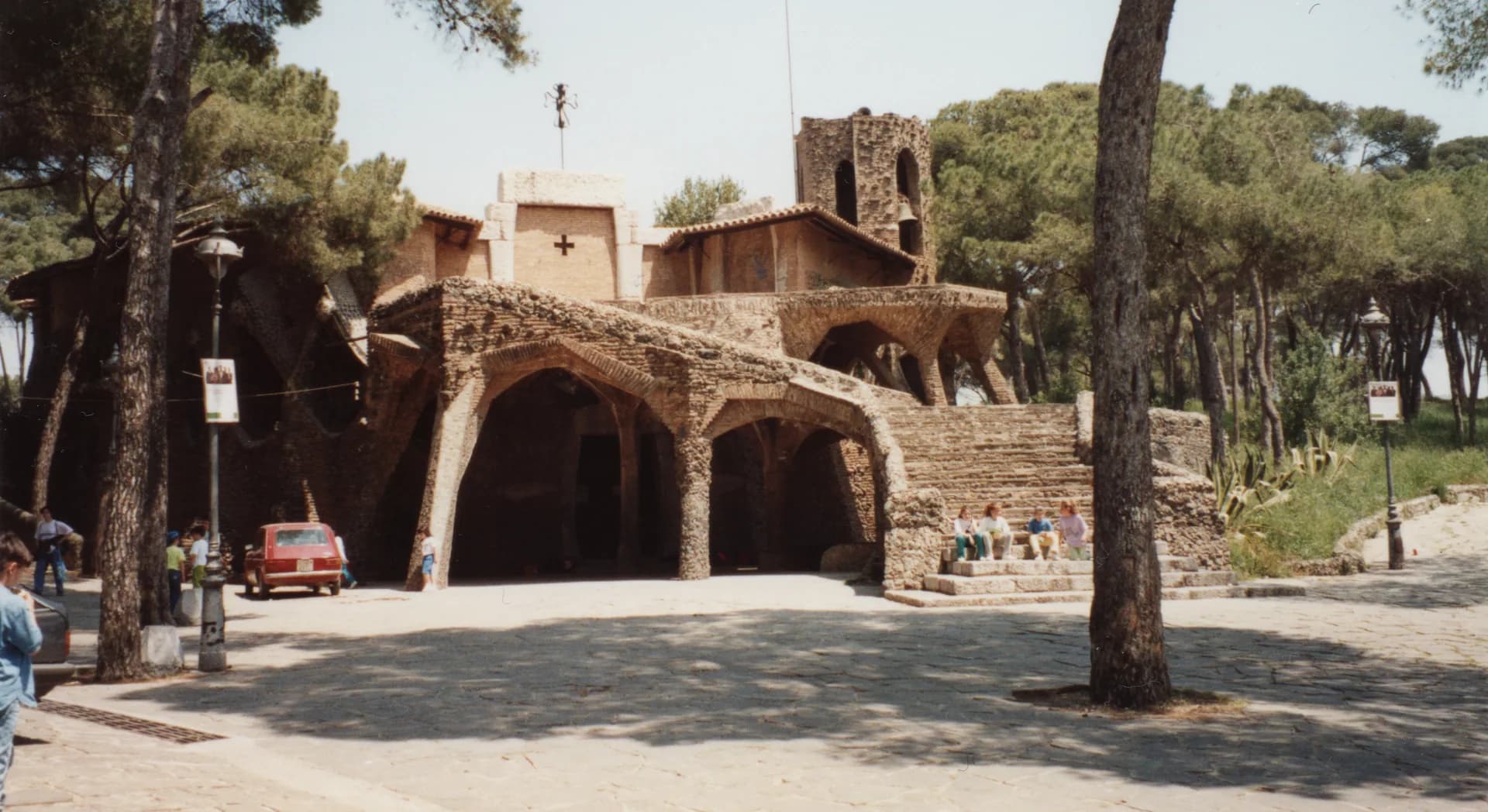 Cripta de la Colonia Guell, a Santa Coloma de Cervello