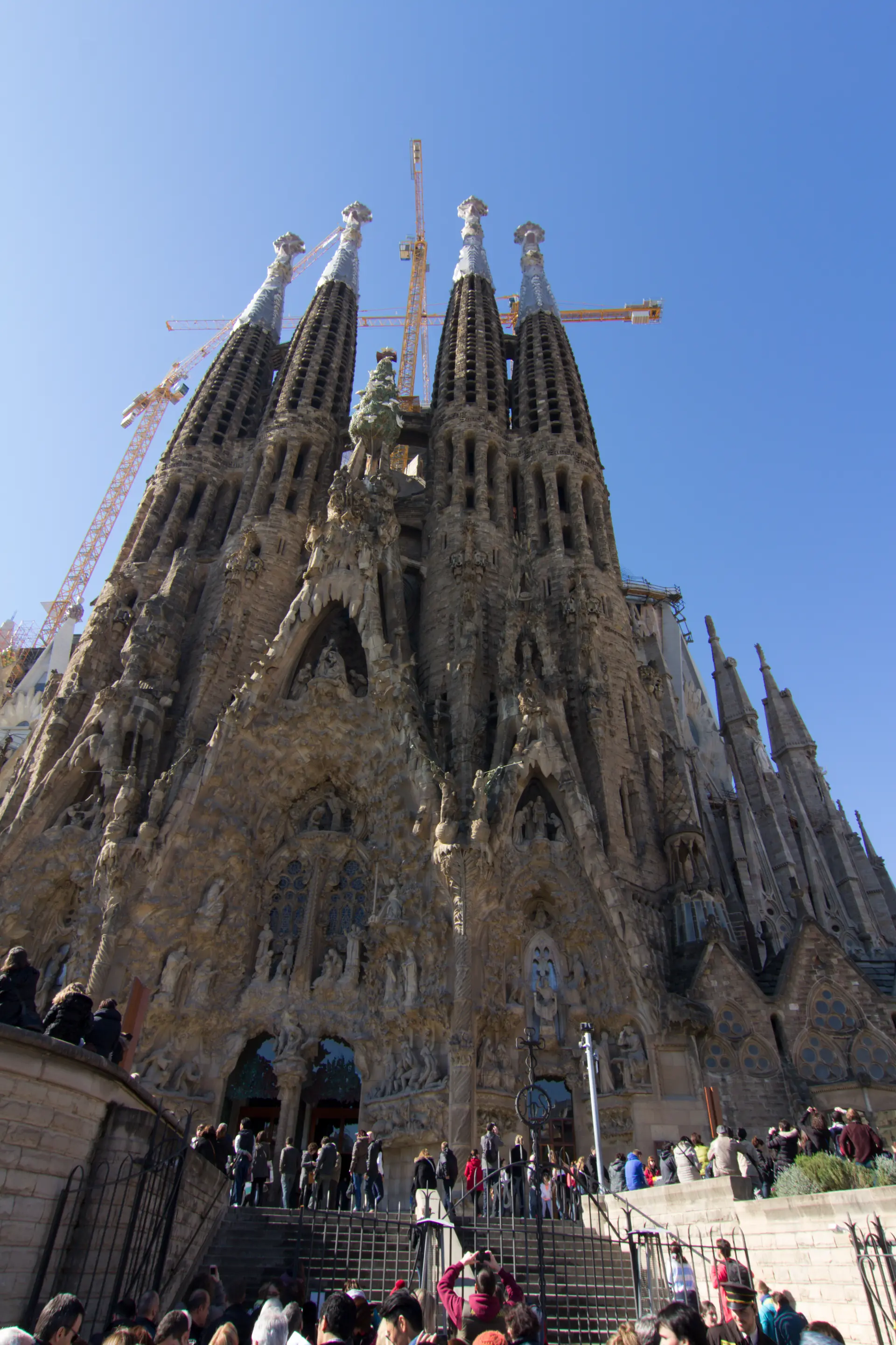 La façana del Naixement de la Sagrada Família, amb visitants a l'escalinata