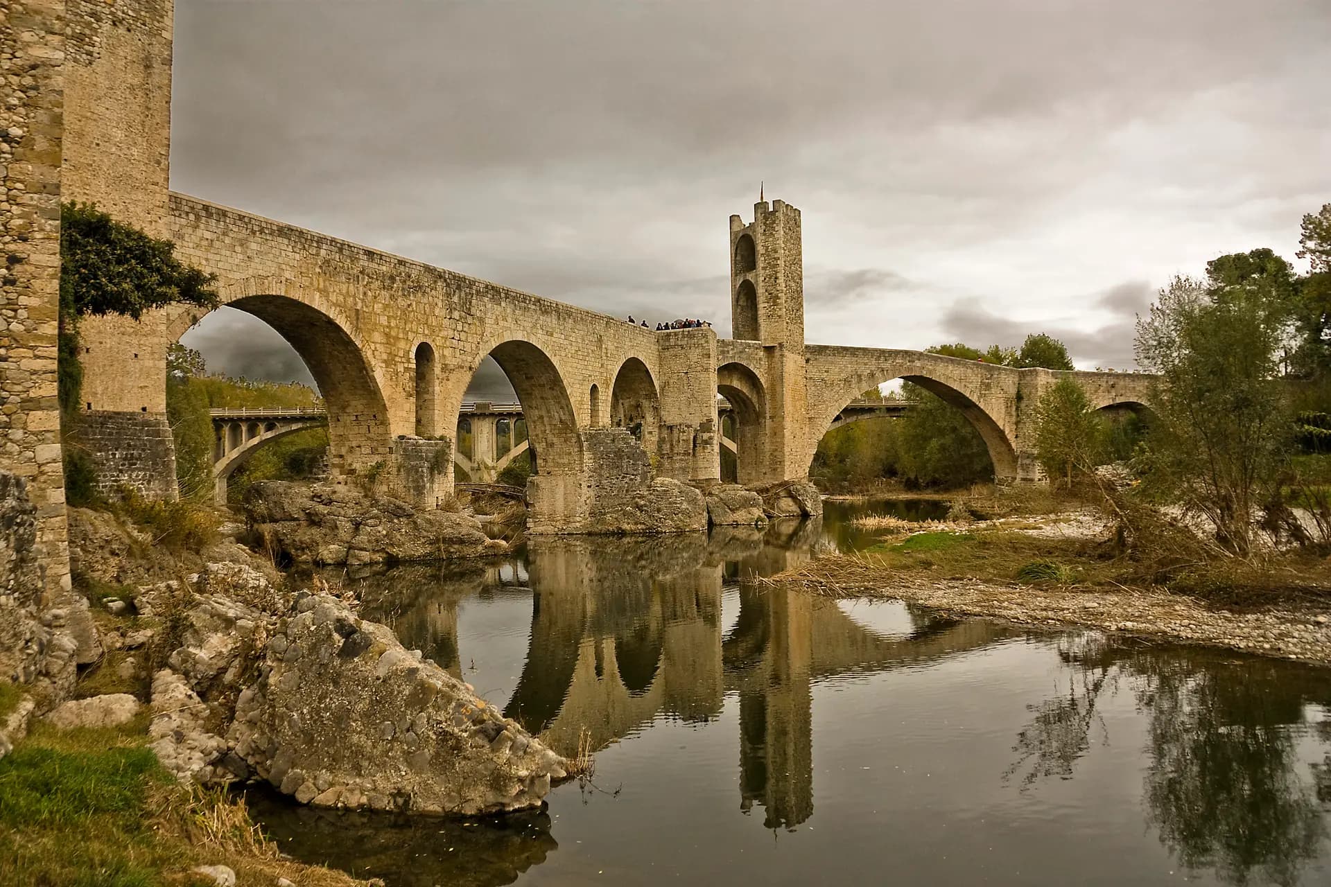 El pont medieval de Besalú sobre el riu Fluvià