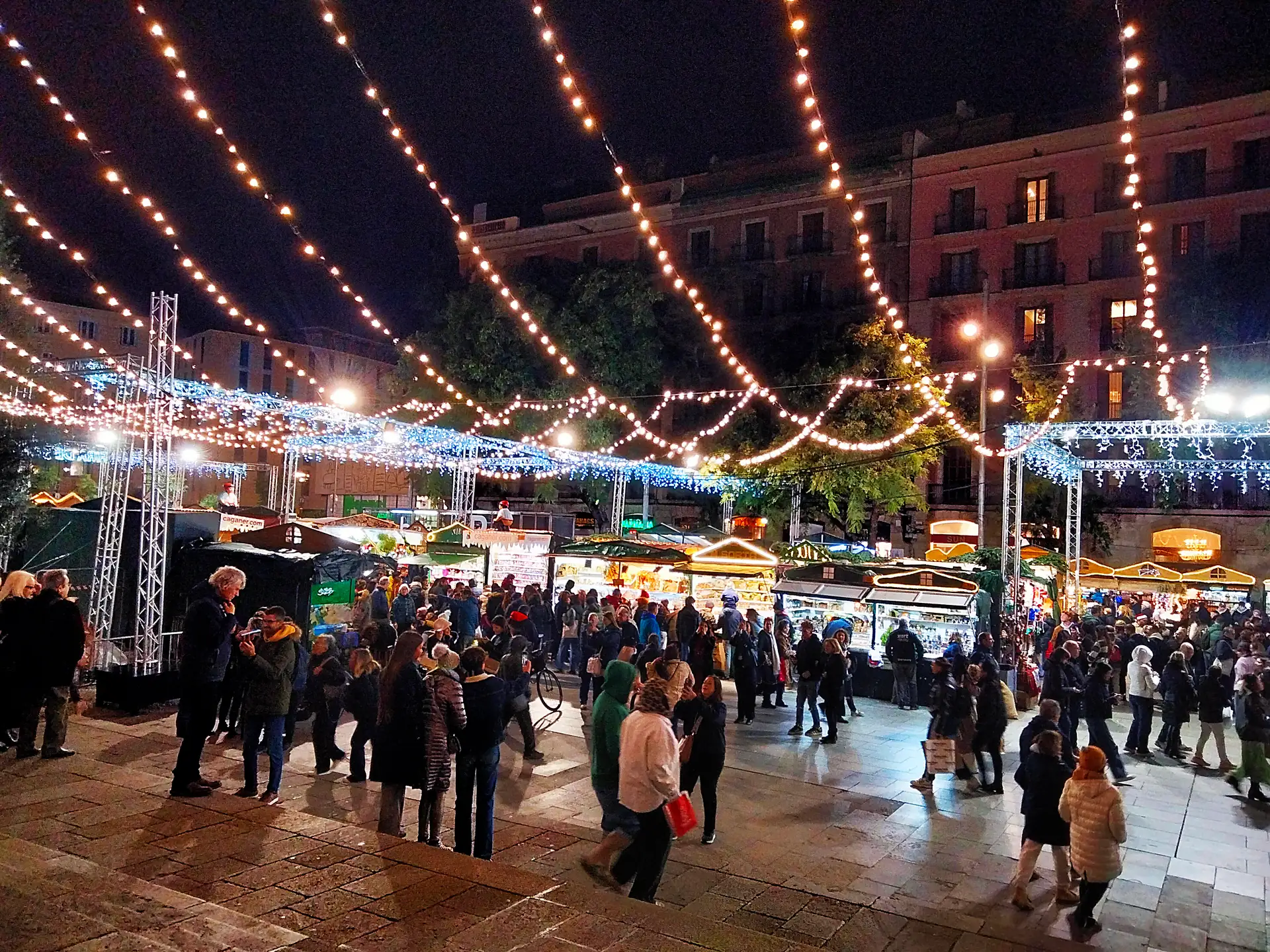 Parades de la Fira de Santa Llúcia il·luminades de nit davant la Catedral de Barcelona