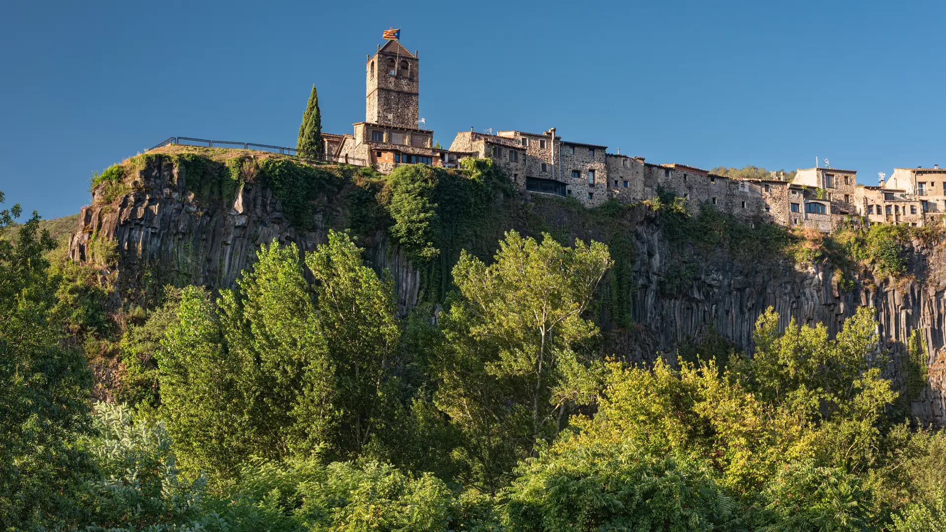 Castellfollit de la Roca, sobre la cinglera basaltica