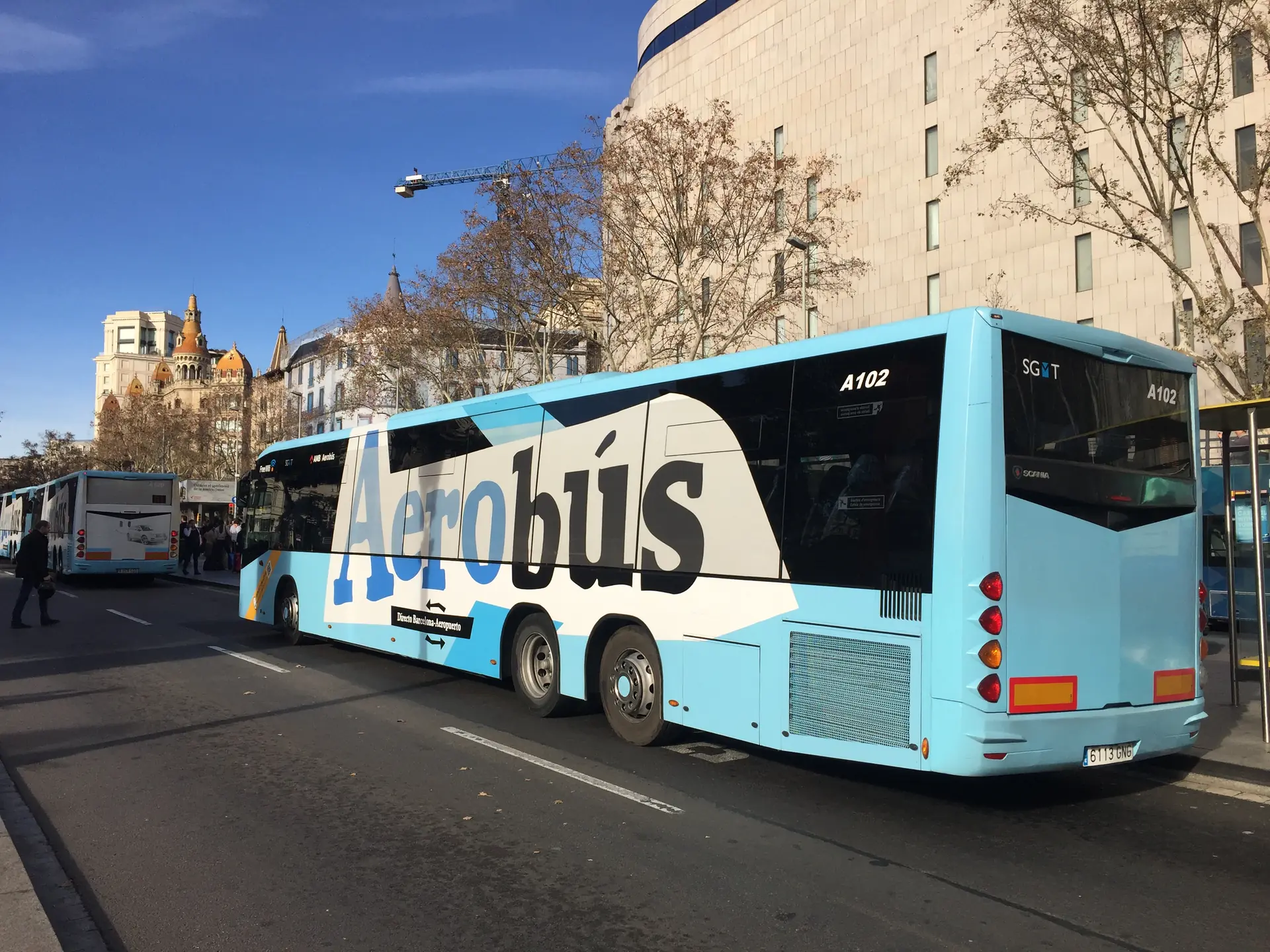 Un autobús de l'Aerobús a la parada de plaça Catalunya, a Barcelona