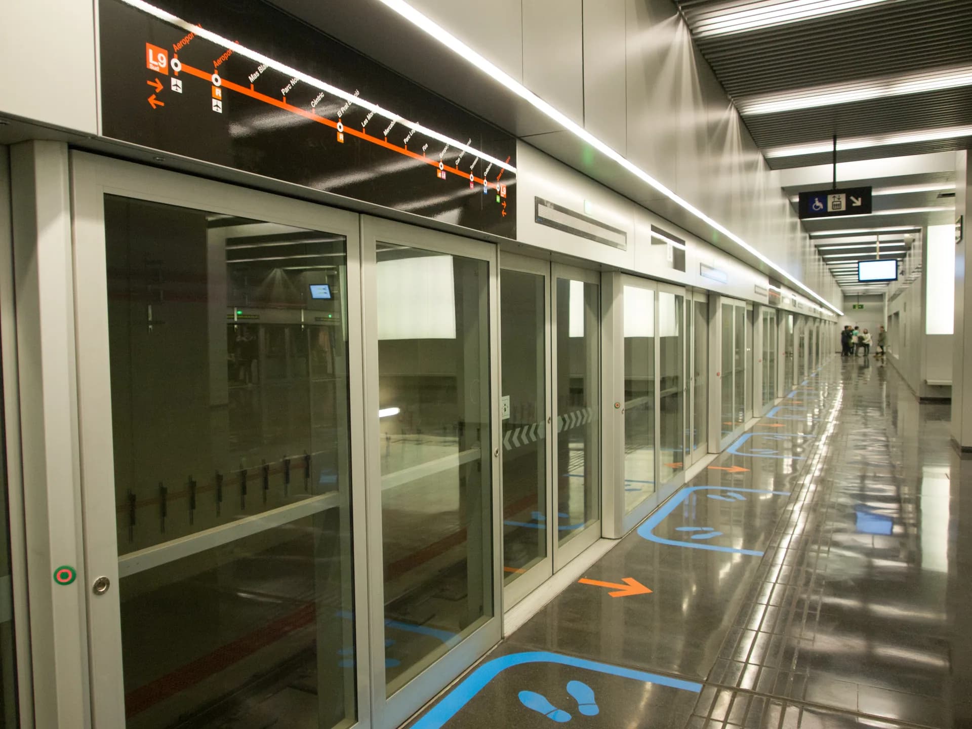 Andana de l'estació de metro Aeroport T1 de la línia L9 Sud, amb portes d'andana