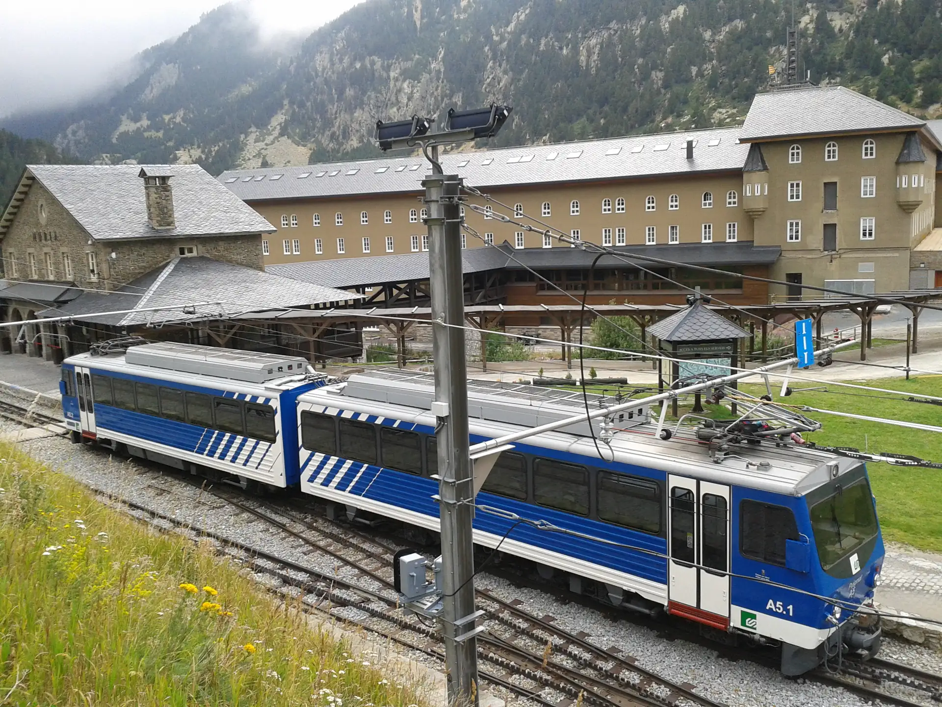 El cremallera arribant al santuari de la Vall de Núria