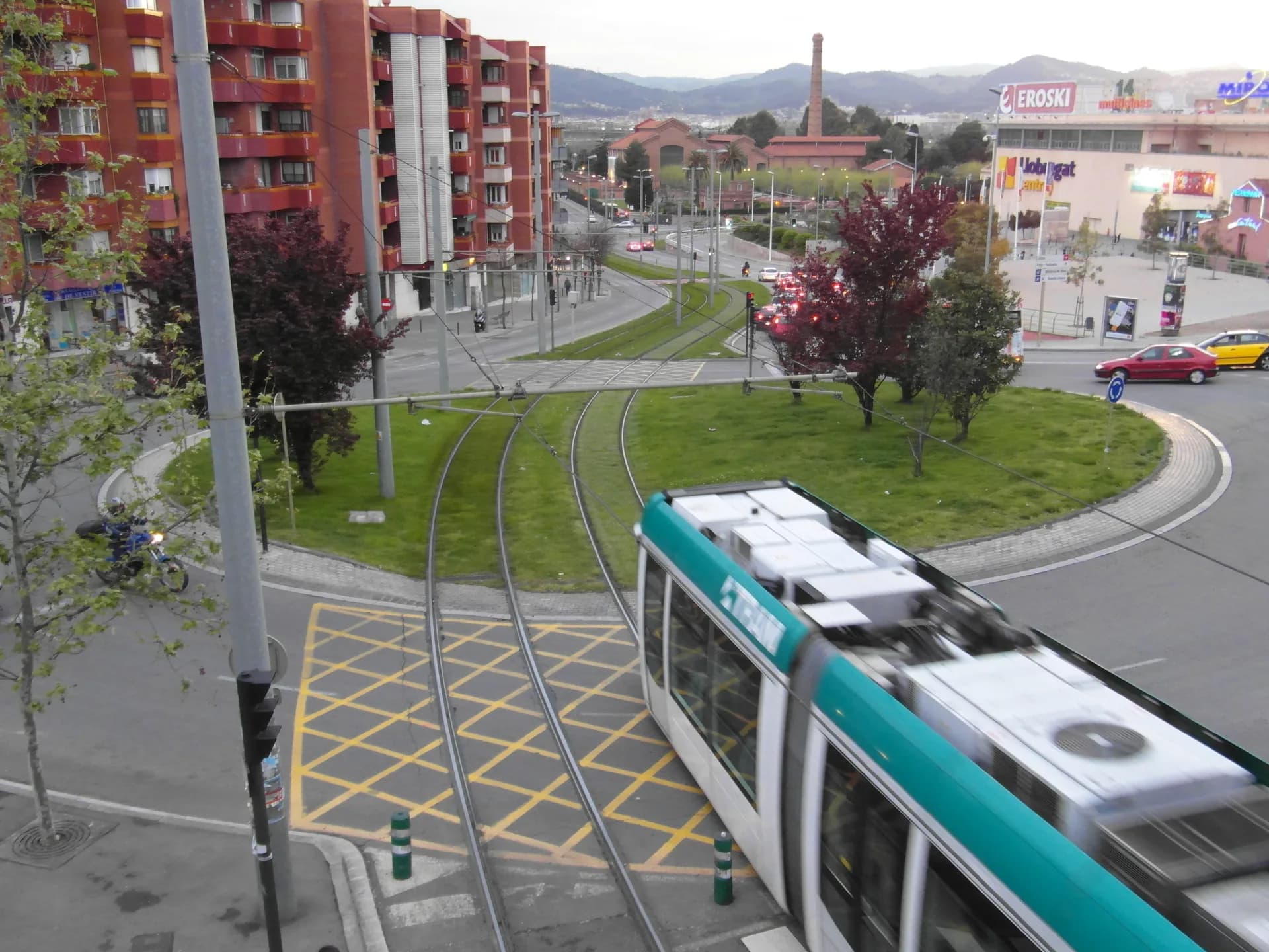 Un tramvia del Trambaix circulant per Barcelona