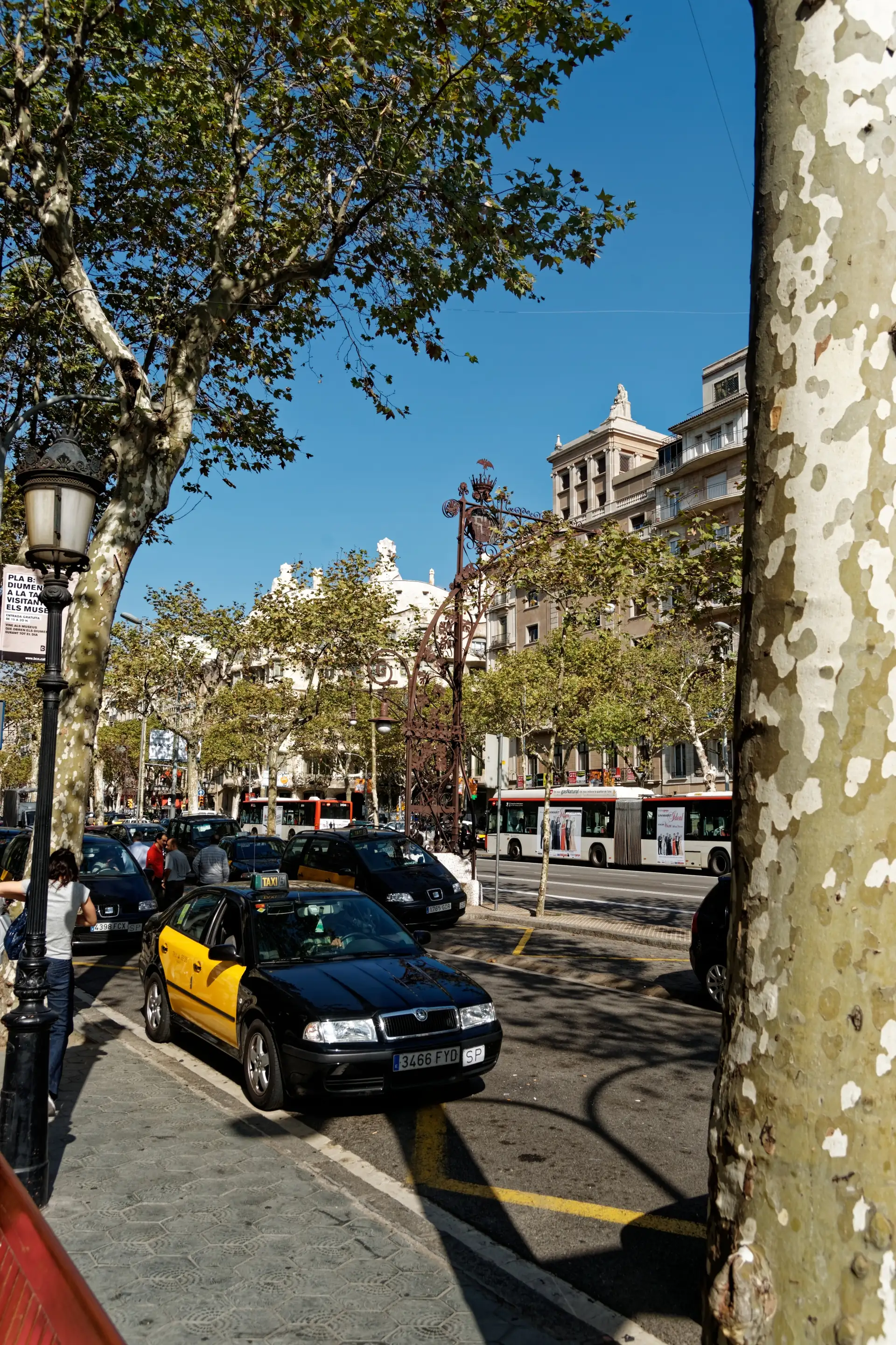 El paseo de Gràcia con taxis y, al fondo, la Casa Milà