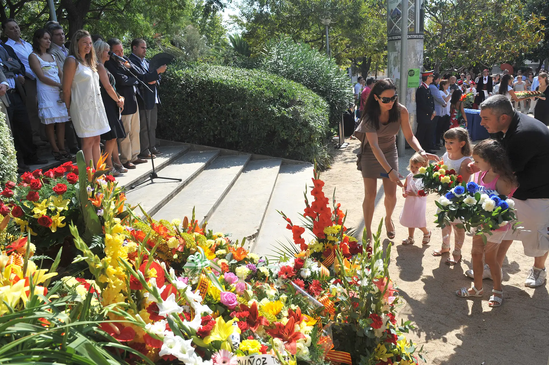 Ofrena floral durant la Diada Nacional de Catalunya, amb rams de colors al peu del monument