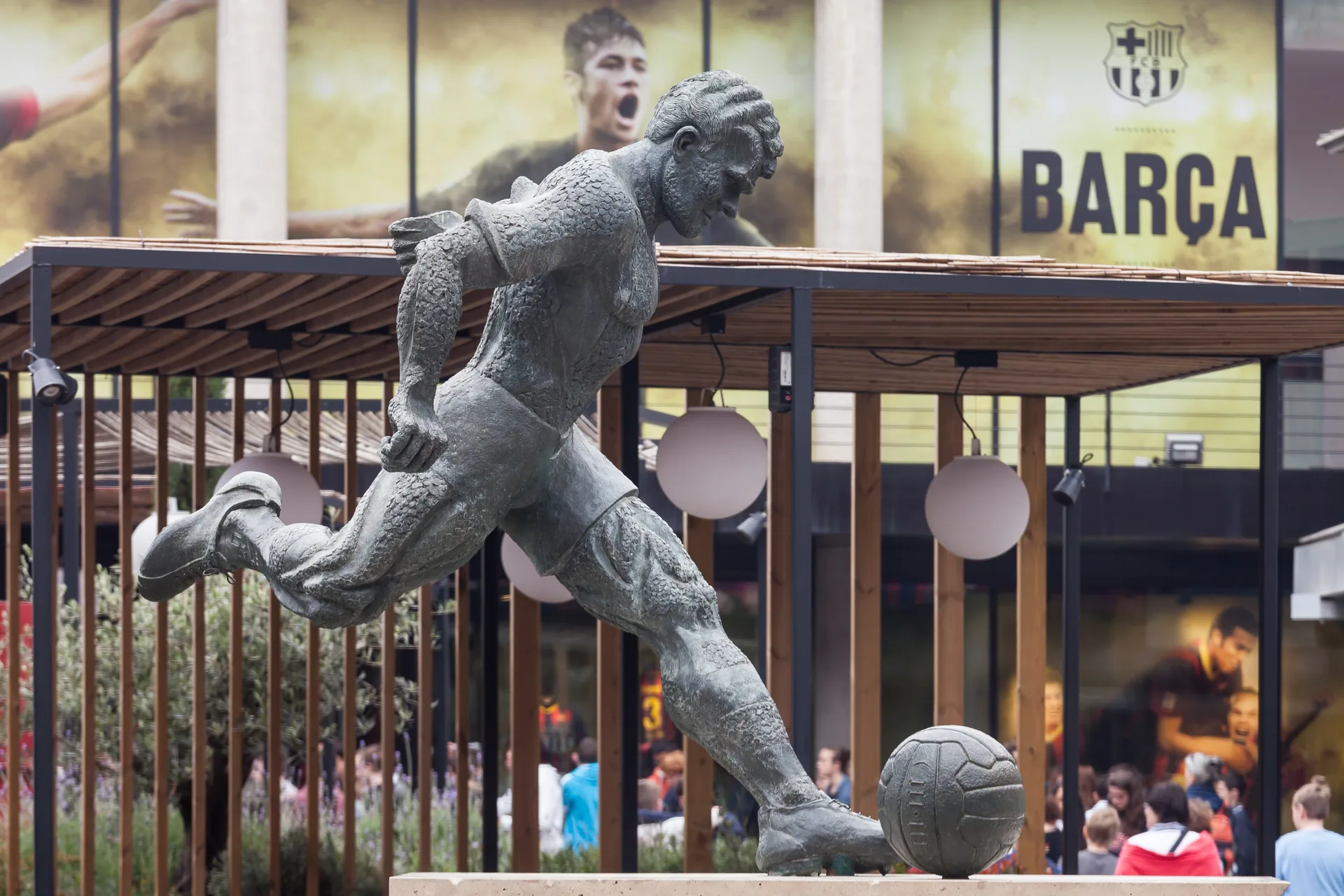 La estatua de Ladislao Kubala chutando un balón, en el exterior del Camp Nou