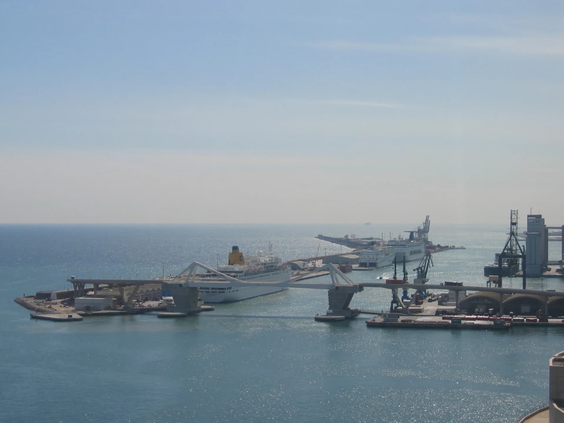 Creuers amarrats a les terminals del Moll Adossat del port de Barcelona, vistos des de dalt