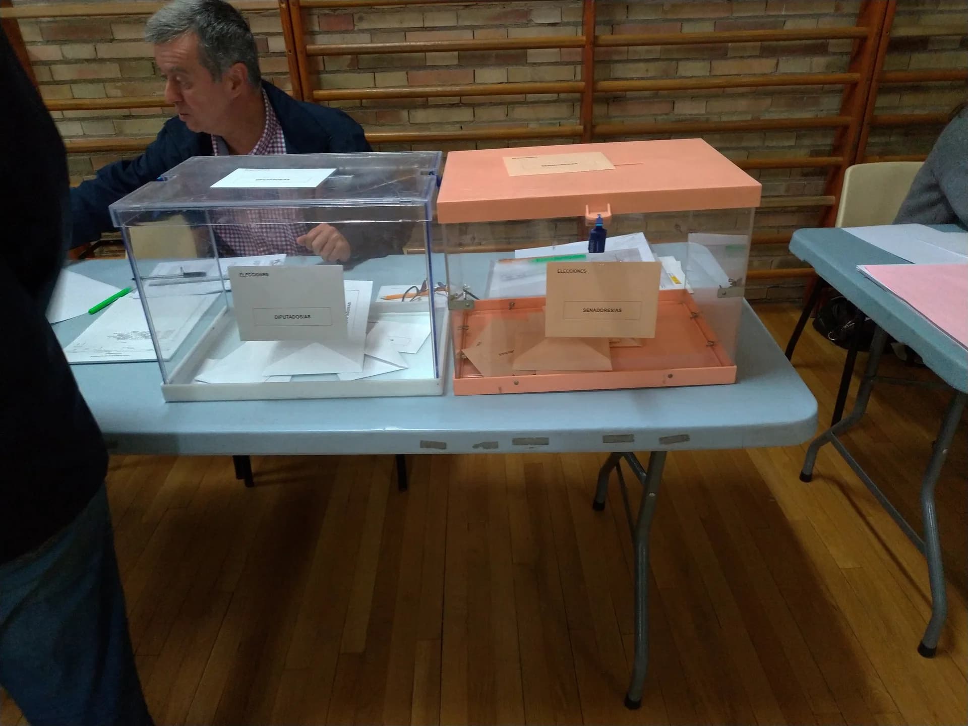Dues urnes en una mesa electoral, la transparent del Congrés i la sèpia del Senat