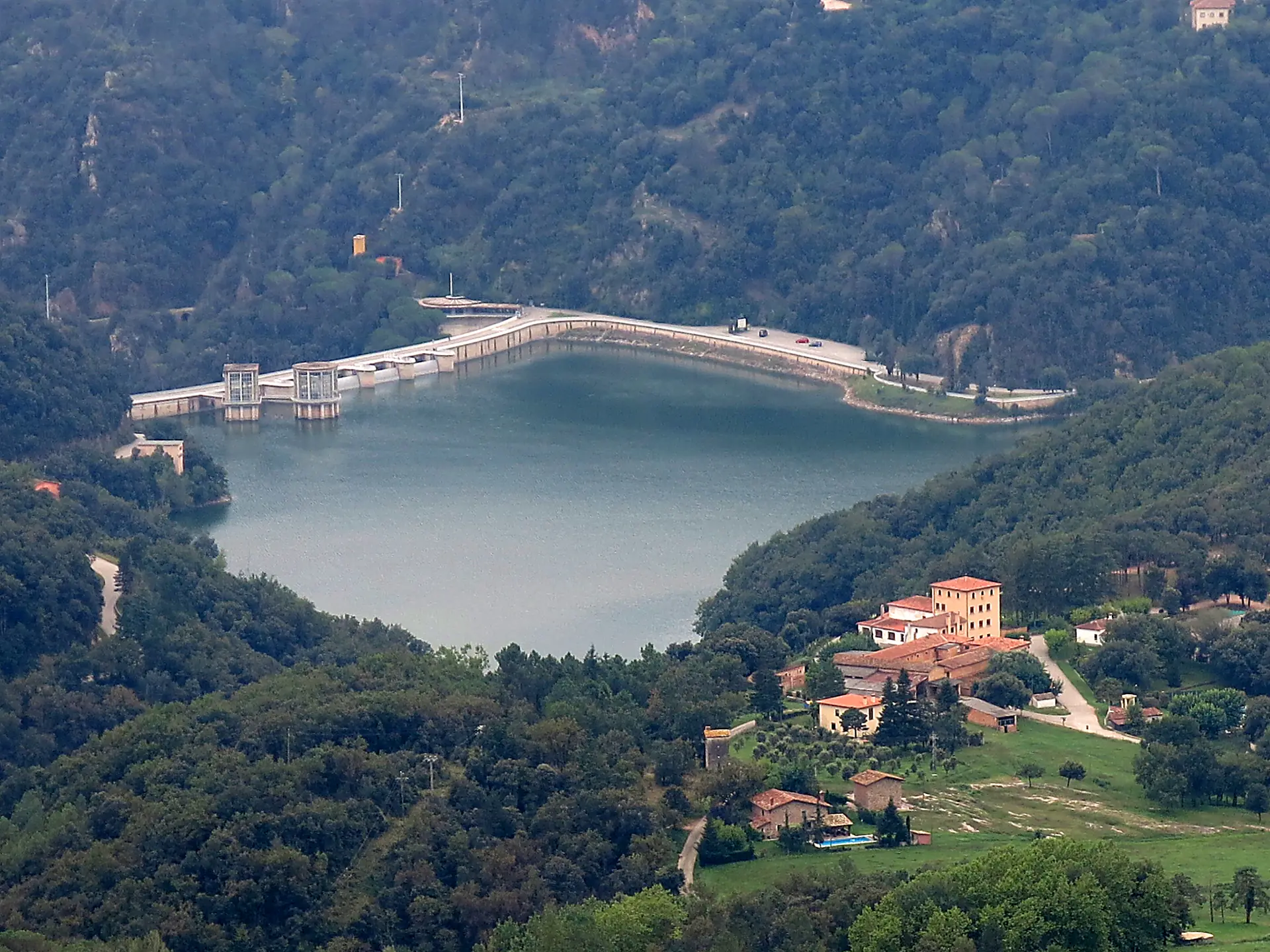 La presa de Sau vista des dels cingles de Tavertet, amb el poble de la Riba a primer terme