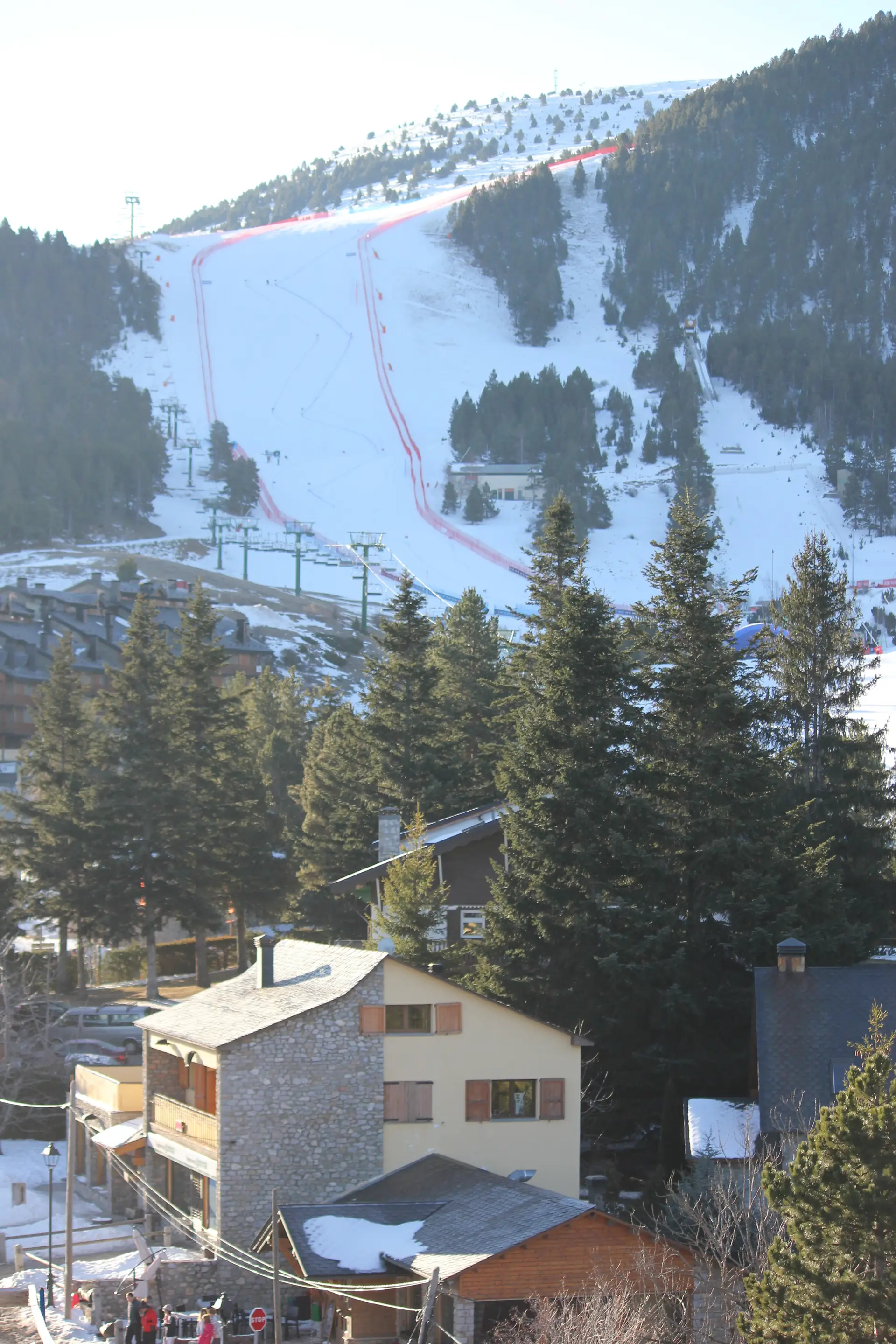 Una pista de la Molina entre boscos, vista des del poble