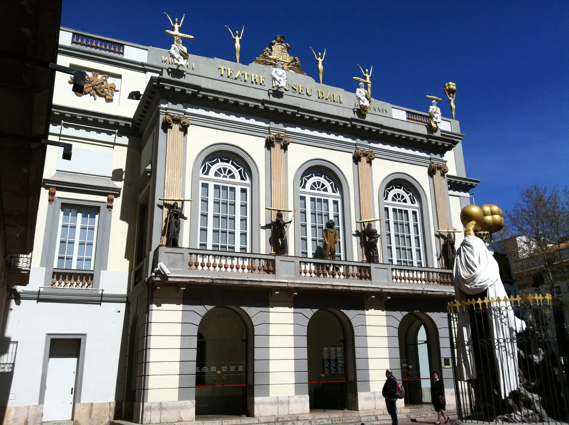 La façana del Teatre-Museu Dalí amb les escultures a la cornisa