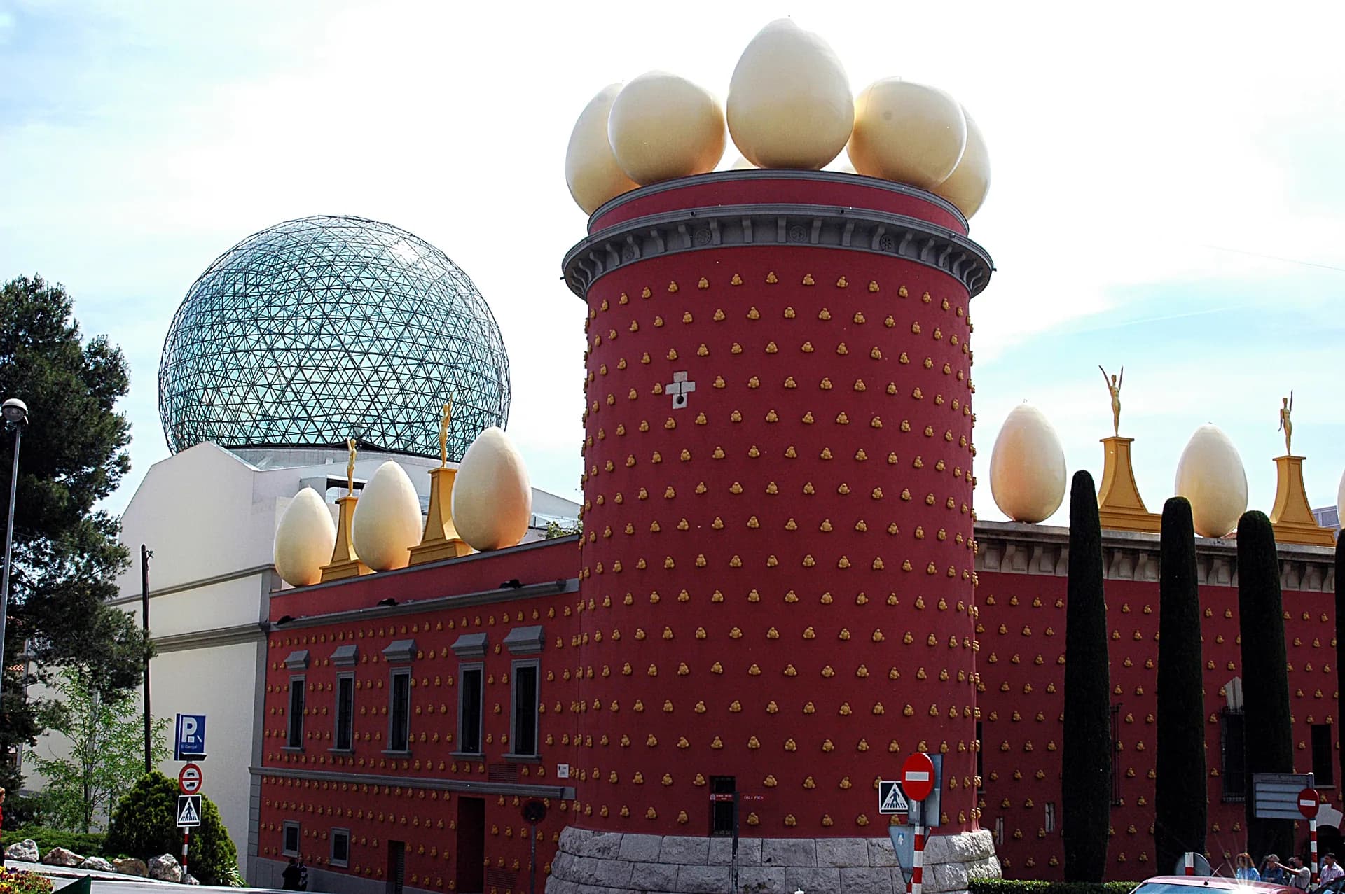 La Torre Galatea amb els ous gegants i la cúpula de vidre del Teatre-Museu Dalí
