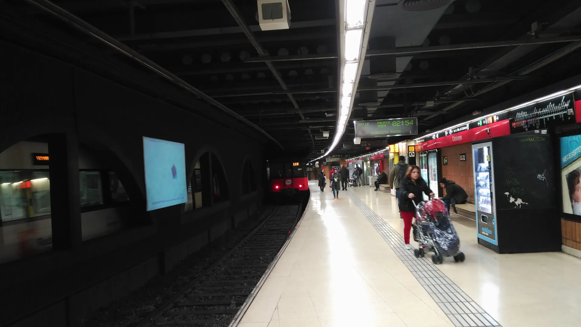 Andén de la línea 1 en la estación de Catalunya, con un tren llegando