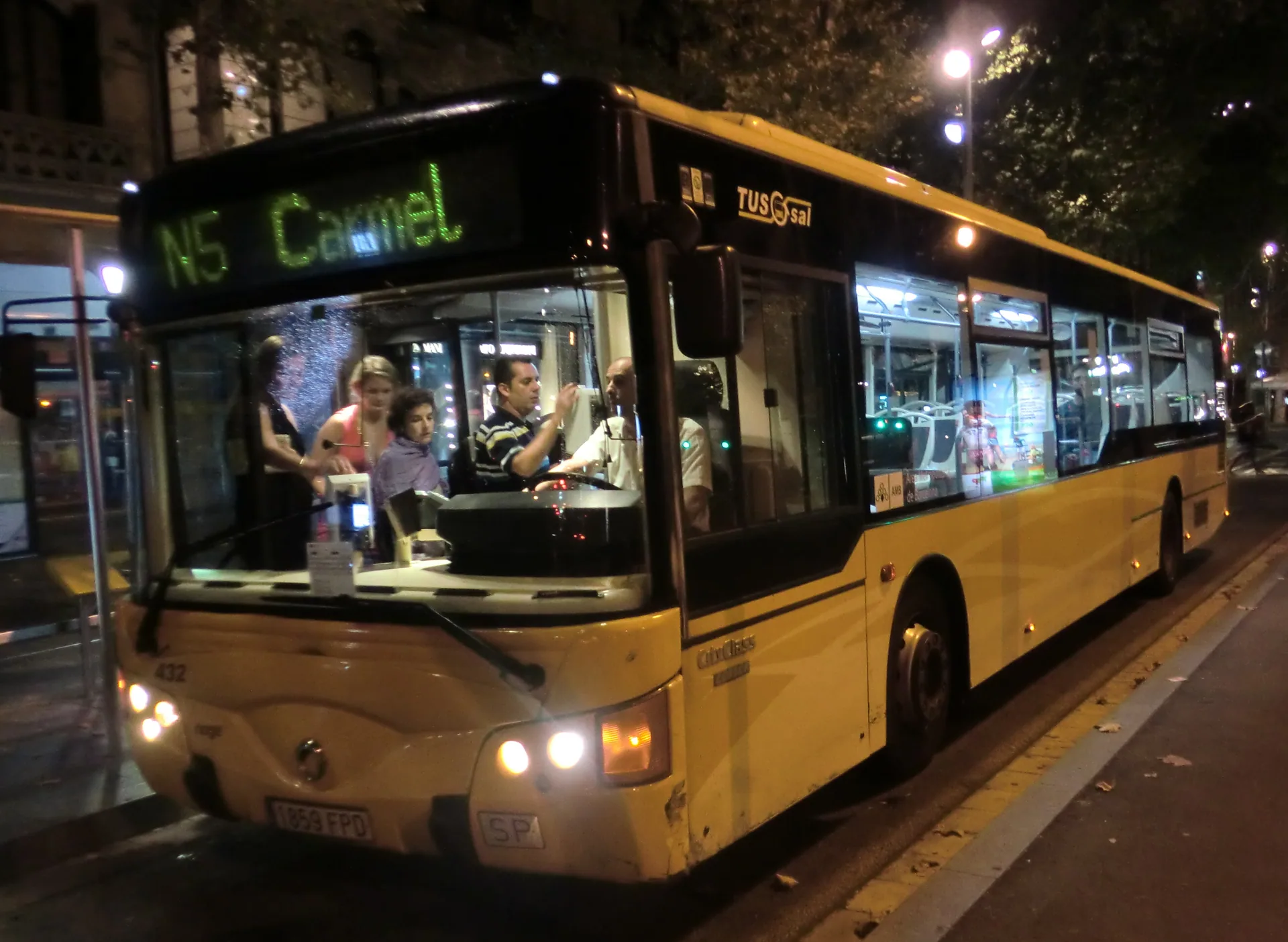 Un autobús nocturno de la línea N5 con pasajeros, de noche