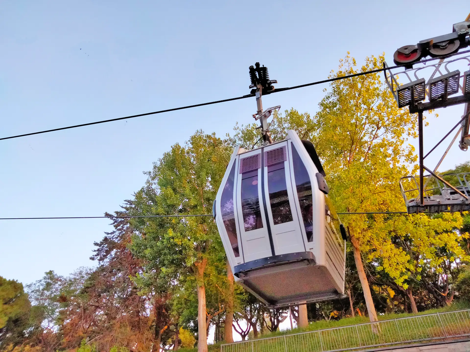 A Montjuïc cable-car cabin arriving at the lower station