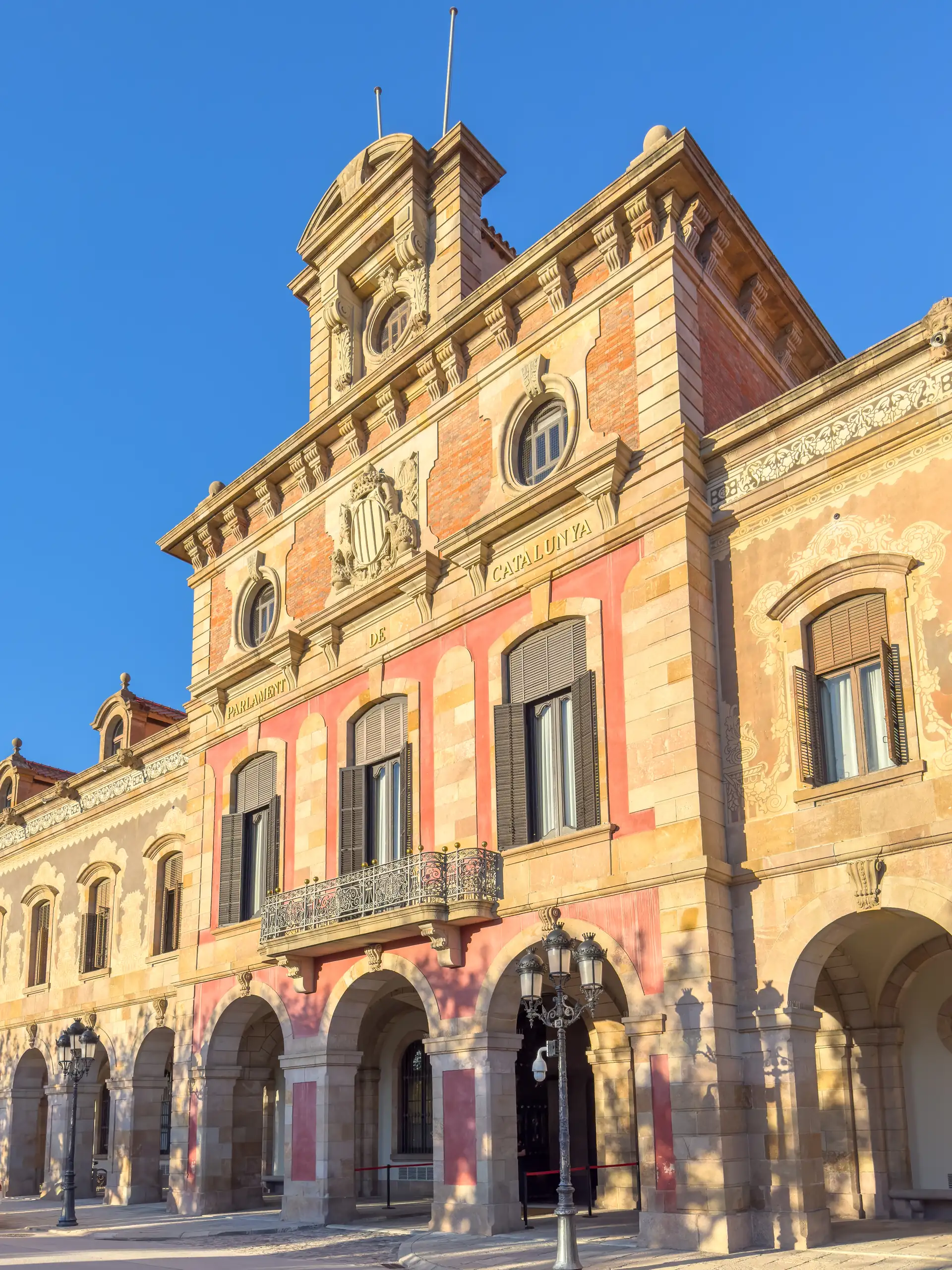 La façana del Palau del Parlament al parc de la Ciutadella de Barcelona