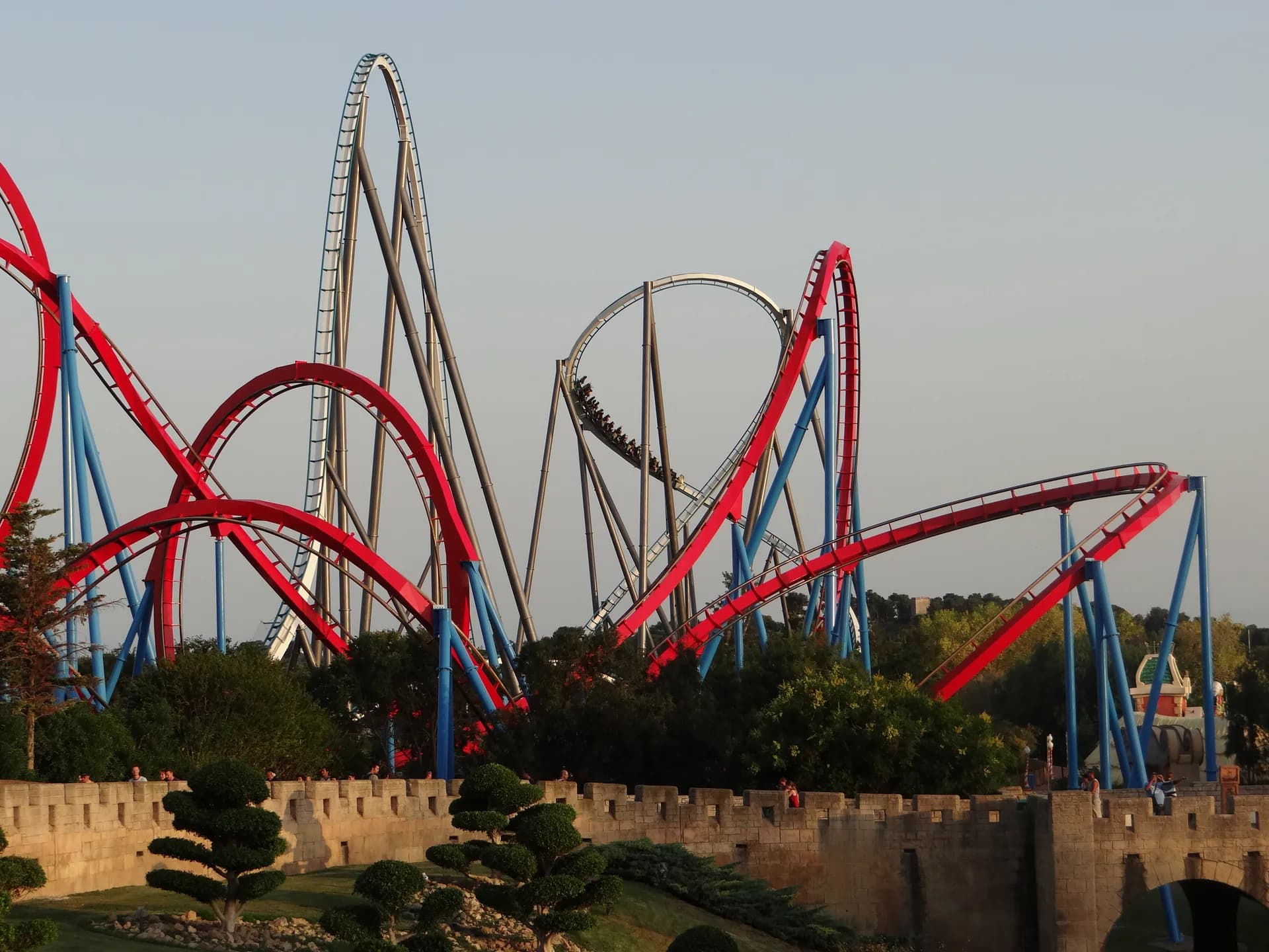 Las montañas rusas Dragon Khan y Shambhala de PortAventura al atardecer