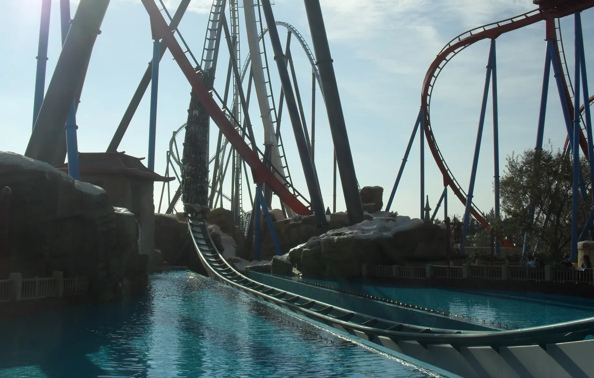 El recorrido de Shambhala sobre el lago de PortAventura