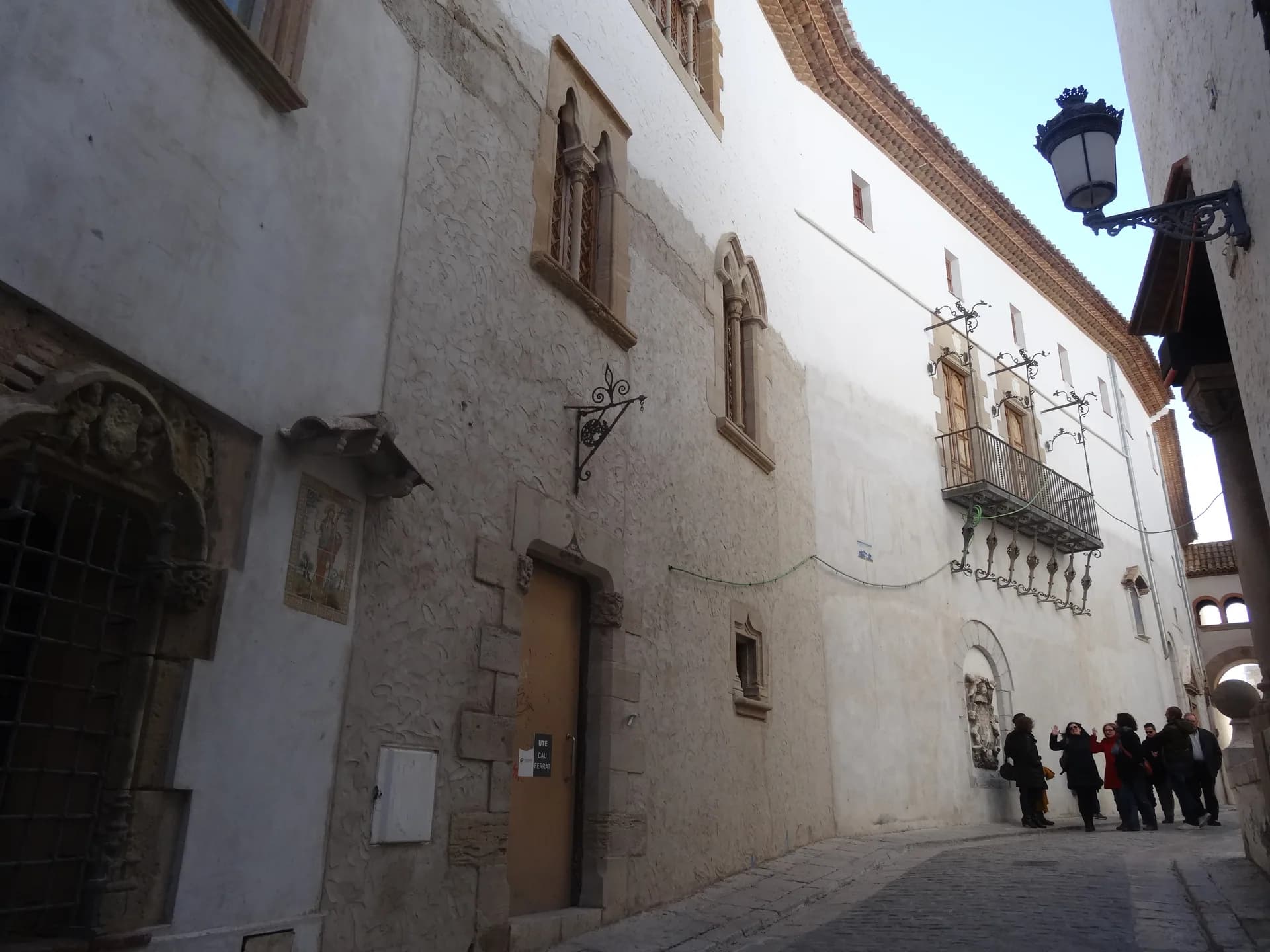 La fachada del Cau Ferrat en la calle Fonollar de Sitges