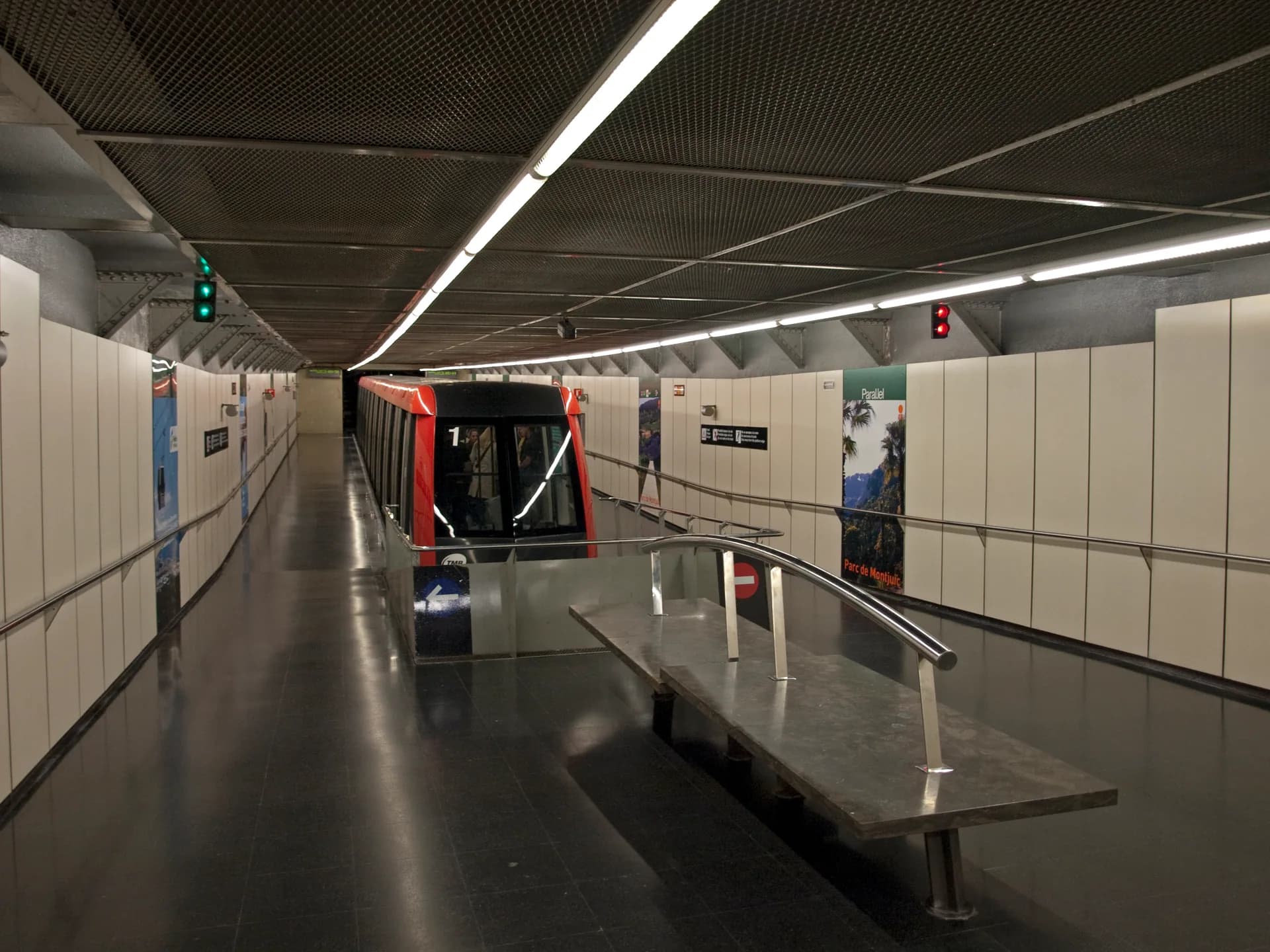 Un tren del funicular de Montjuïc a l'estació del Paral·lel