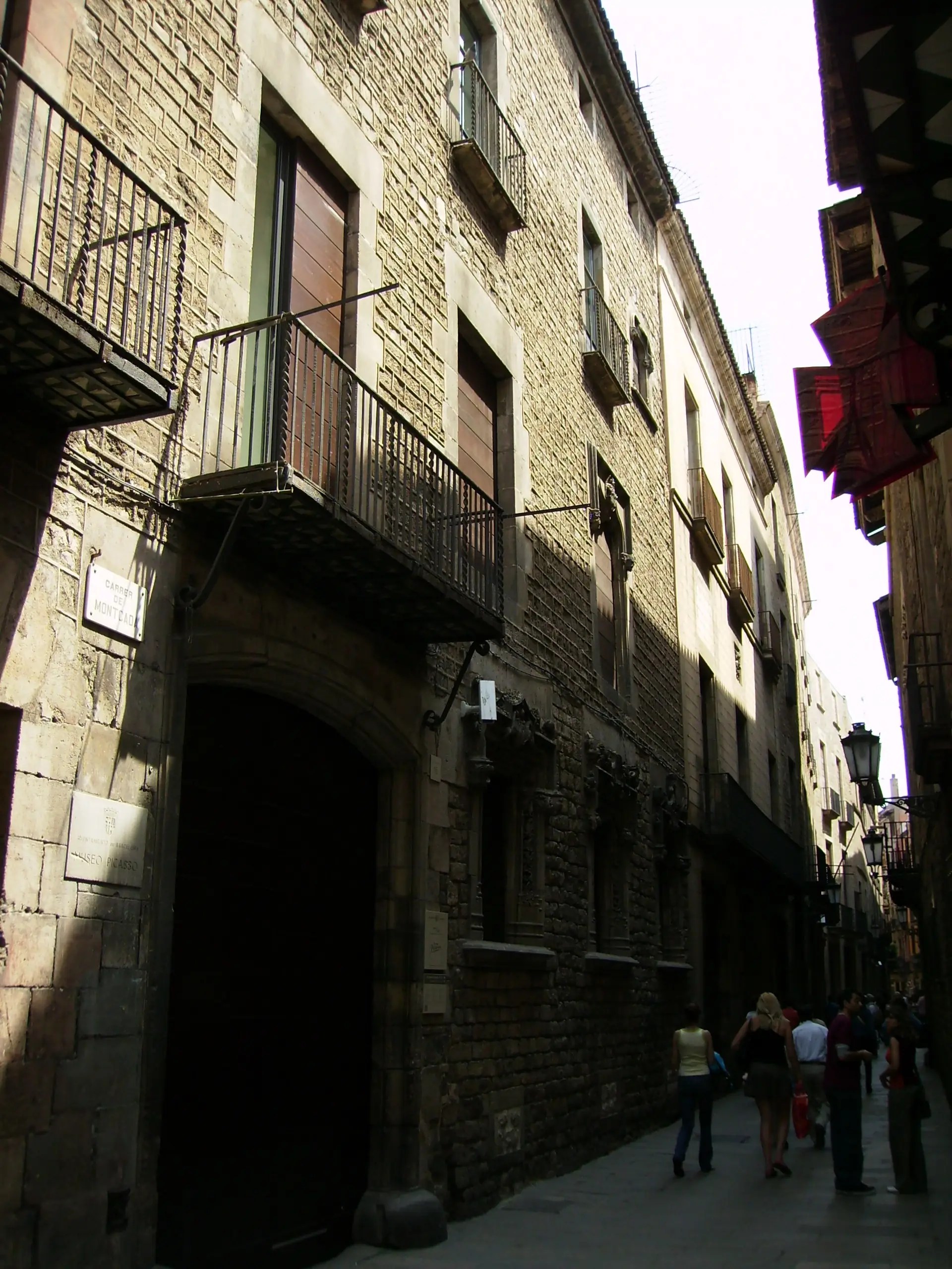 El carrer de Montcada, on hi ha el Museu Picasso, amb palaus gòtics