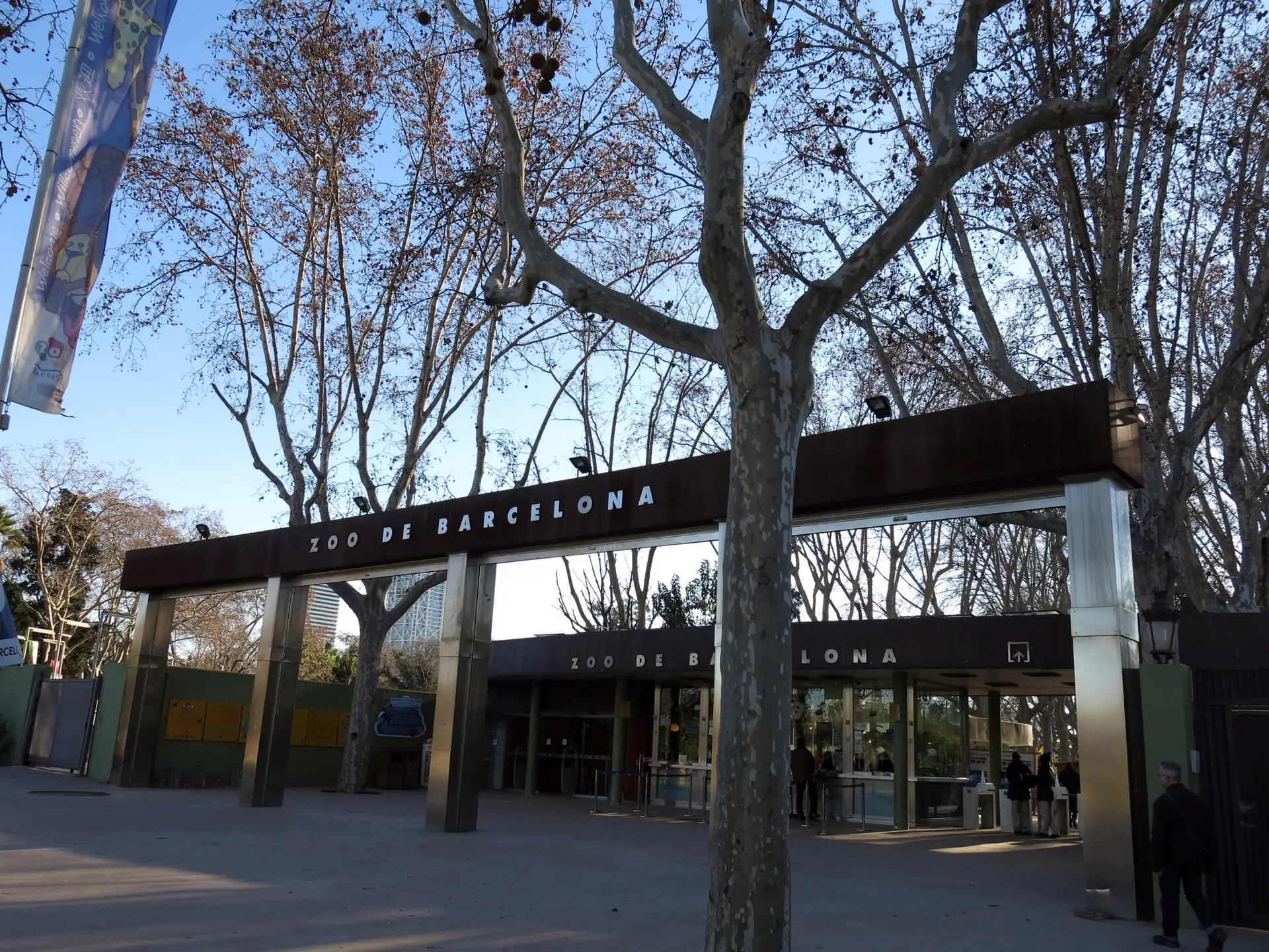 La entrada del Zoo de Barcelona desde el parque de la Ciutadella